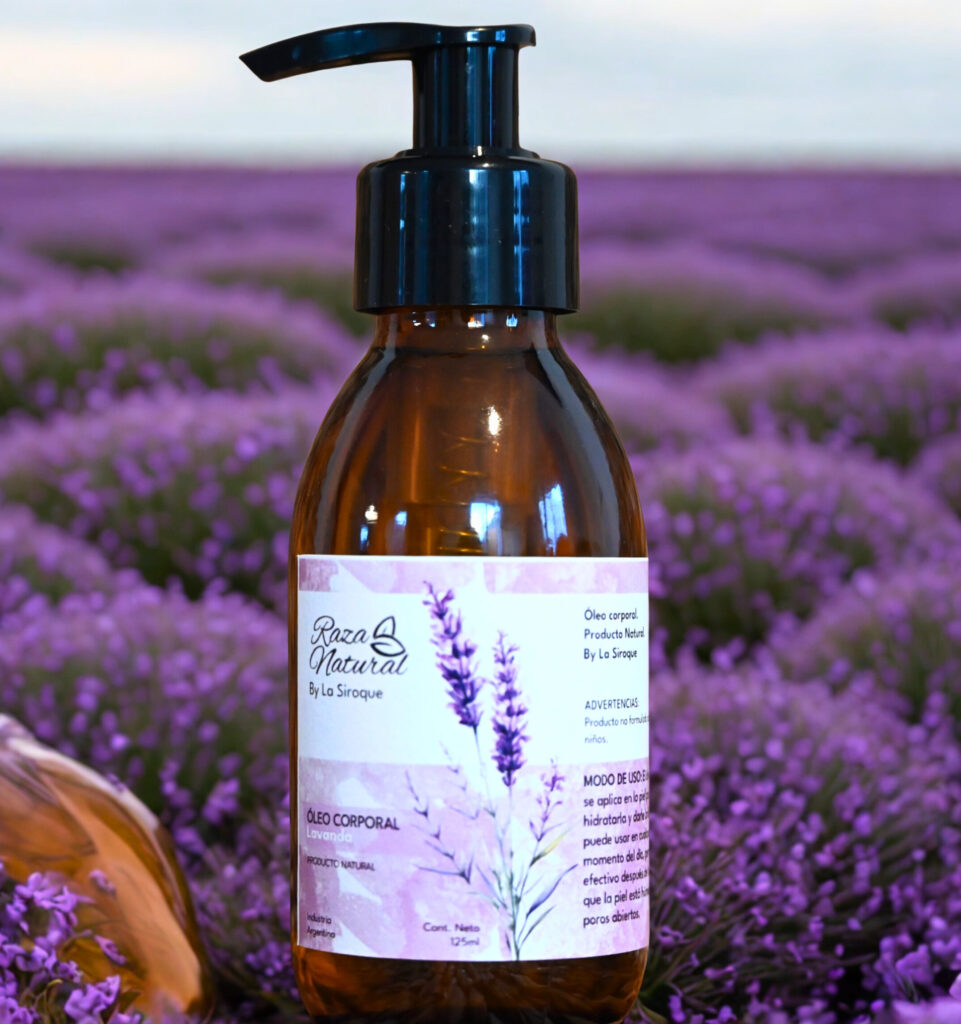 Descripción Exfoliante natural de textura cremosa con gránulos suaves, enriquecido con aceite esencial de lavanda. Elimina impurezas y células muertas sin irritar, dejando la piel renovada, luminosa y preparada para recibir mejor otros tratamientos. Modo de uso Aplicar en todo el cuerpo 1 a 2 veces por semana sobre la piel húmeda, masajeando en forma circular, especialmente en zonas ásperas como codos, rodillas y talones. Enjuagar con agua tibia. Beneficios principales • Exfolia y estimula la renovación celular • Mejora la textura y apariencia de la piel • Aumenta la eficacia de otros productos hidratantes • Relaja cuerpo y mente gracias a su aroma floral • Calma, hidrata y regenera la piel